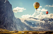 Два воздушных шара высоко в горах