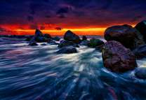 Красный закат над морскими скалами