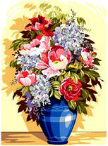 Синяя ваза с букетом роз и гортензий