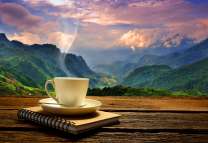 Чашка горячего кофе в горах