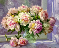 Пионы на окне в прозрачной вазе