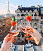 Пара бокалов вина на фоне Эйфелевой башни