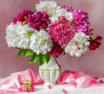 Изящная белая ваза с букетом пионов