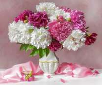 Букет пионов в белоснежной вазе