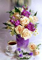 Чашка чая и букетик ирисов с розами