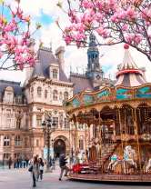 Карусель в весеннем городе Чехии