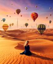 Девушка в пустыне и парад воздушных шаров