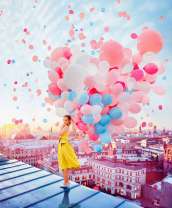 Девушка в желтом платье на крыше с шарами