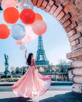 Девушка идет к Эйфелевой башне сквозь арку