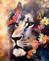 Суровый лев среди ромашек и бабочек