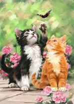 Черный и рыжий котенок играют с бабочкой