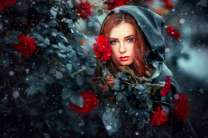 Девушка в плаще у красных роз