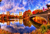 Мост через осеннюю реку Нью-Йорка