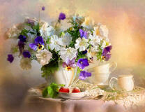 Букет цветов и клубника