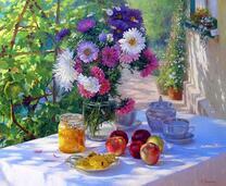 Букет астр на садовом столе