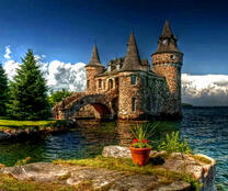 Горшочек с цветком и древний замок в озере