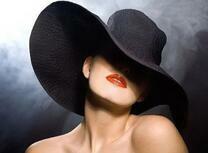 Красивая дама в черной шляпе