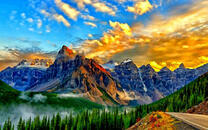 Рассвет над снежными вершинами гор