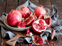 Спелые фрукты граната