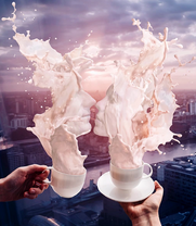 Две чашки с молоком