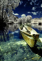 Лодка на зимнем озере