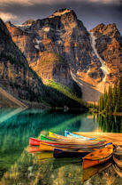 Лодочный причал на горном озере в Банф