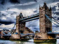 Тауэрский мост и серые тучи