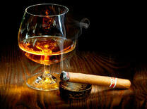 Бокал коньяка и сигарета