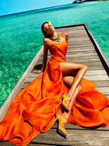 Девушка в платье на причале у моря