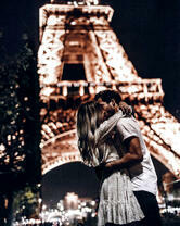 Поцелуй в ночном Париже