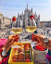 Шампанское с клубникой на фоне Миланского собора