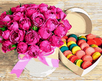 Букет роз и коробка макарун