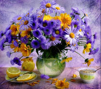 Желтые и фиолетовые цветочки в вазе и лимон