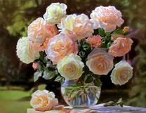 Букет белых роз в вазе