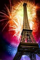 Салют в ночном небе над Эйфелевой башней