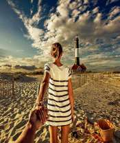 Следуй за мной по песчанному пляжу к маяку