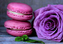 Лиловые пирожные макароны и роза