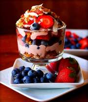 Мороженое с ягодами в вазочке