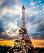 Эйфелева башня фоне туч