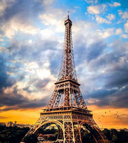 Эйфелева башня и грозовые тучи