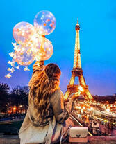 Светящиеся шары в ночном Париже