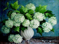 Белая ваза с букетом гортензий