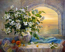 Ваза с букетом жасмина на фоне моря