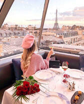 Девушка на свидании в Париже