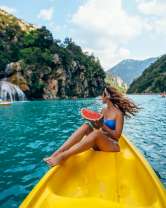 Девушка в купальнике на лодке