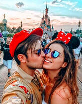 Влюбленная пара в замке Диснея