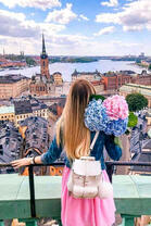 Красочный вид с крыши на дневной город