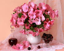 Кувшин с нежными цветочками, вино и вишни