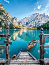 Голубое озеро среди гор