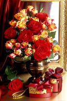 Пышный букет роз в бронзовой вазе